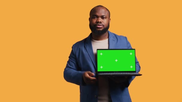 Sprzedawca Trzyma Izolowany Laptop Robi Rekomendacje Rozmawia Publicznością Osoba Bipoc — Wideo stockowe