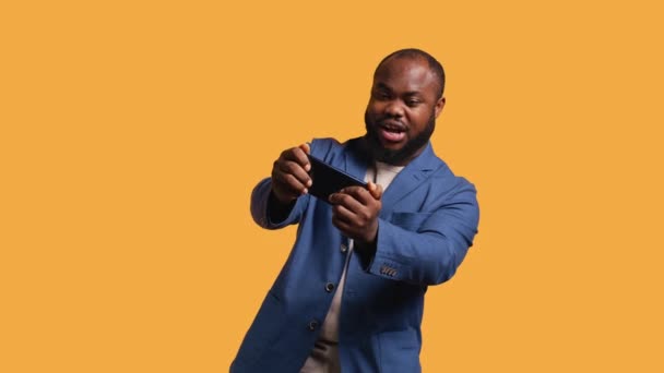 Afro Amerikaanse Man Speelt Videogames Mobiele Telefoon Landschap Modus Genieten — Stockvideo