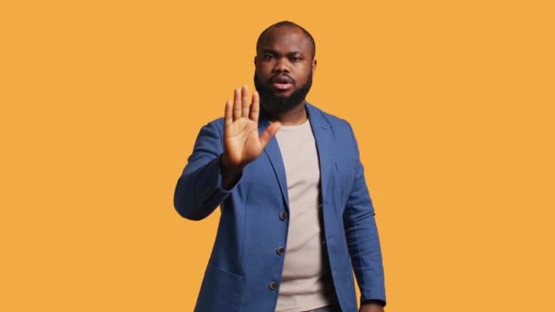 Stern African American Man Gör Stoppa Hand Gest Tecken Irriterad — Stockvideo