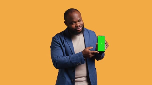 Счастливый Африканский Американец Держит Зеленый Экран Телефона Делает Рекомендацию Веселый — стоковое видео