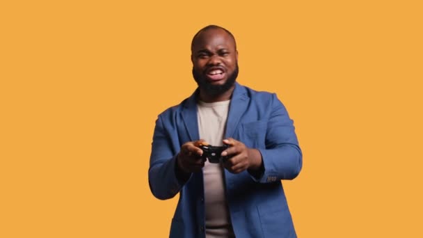Joyous Bipoc Gamer Comemorando Depois Ganhar Jogo Consola Jogos Fundo — Vídeo de Stock
