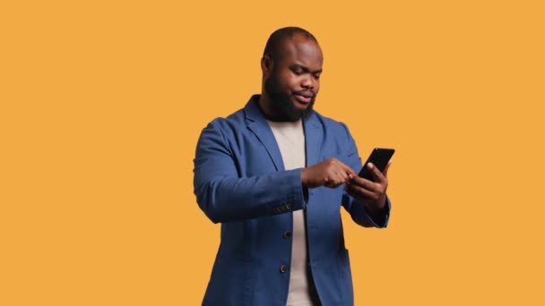 Πορτρέτο Του Ενεργητικός Ευτυχισμένος Άνθρωπος Κρατώντας Smartphone Γιορτάζει Ρίχνοντας Γροθιές — Αρχείο Βίντεο