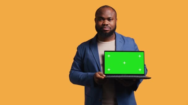 Üzgün Afro Amerikan Adam Yeşil Ekran Dizüstü Bilgisayarı Taşıdığına Dair — Stok video