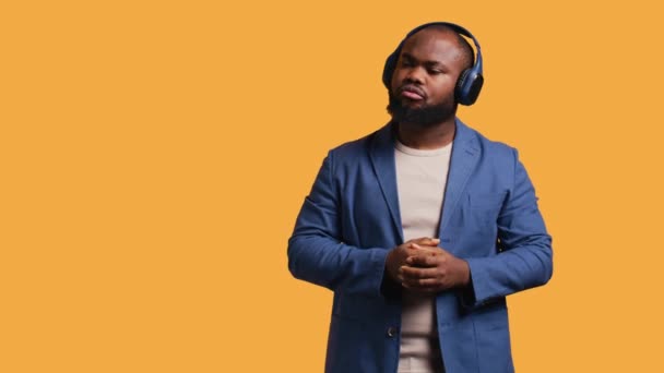 Homem Americano Africano Relaxado Divertindo Ouvindo Música Fones Ouvido Durante — Vídeo de Stock