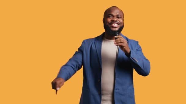 Afroamerikansk Motivationshögtalare Håller Monolog Med Hjälp Mikrofon Gester Med Händer — Stockvideo