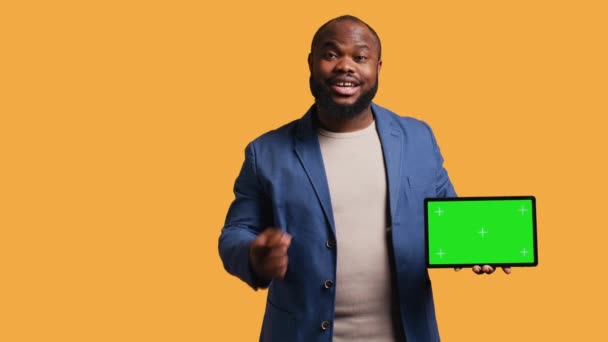 Pozitivní Afroameričan Držící Zelenou Tabletu Dělá Doporučení Veselý Bipoc Osoba — Stock video