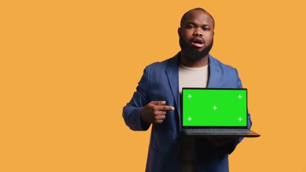 Jolly African American Man Holding Green Screen Laptop Doing Recommendation — Stock Video