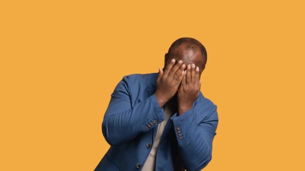 Африканский Американец Прикрывает Лицо Руками Узнанным Изолированным Фоне Студии Смущенный — стоковое видео