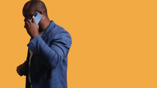 Afrykański Amerykanin Mający Ważny Telefon Partnerem Biznesowym Pomocą Smartfona Tło — Wideo stockowe