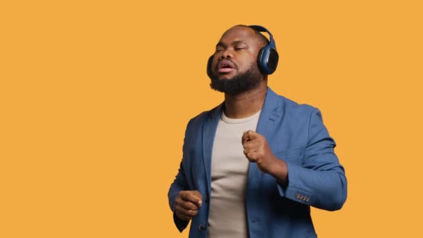 아프리카계 미국인 리듬에 헤드폰을 스튜디오 카메라 움직임을 자신을 즐겁게 즐거운 — 비디오