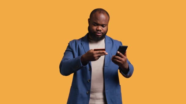 Happy Man Hozzáadása Fizetési Mód Telefon Honlapján Örömmel Kihasználják Promóciók — Stock videók