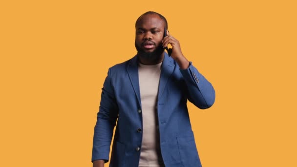 Ερεθισμένος Αφροαμερικάνος Που Τσακωνόταν Φίλους Κατά Διάρκεια Τηλεφωνικής Κλήσης Απομονωμένος — Αρχείο Βίντεο