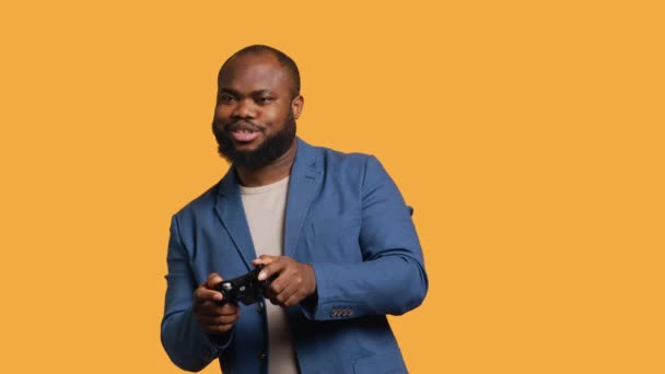 Χαρούμενη Αφροαμερικάνα Gamer Δείχνει Αντίχειρες Μέχρι Πινακίδα Gesturing Κρατώντας Χειριστήριο — Αρχείο Βίντεο