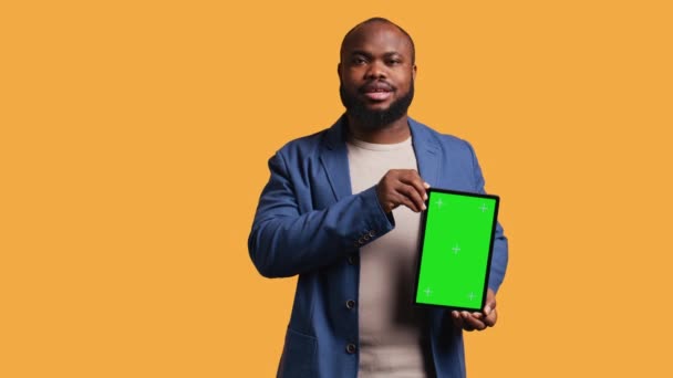 Rozbawiony Amerykanin Afryki Śmiejący Się Prezentując Tablet Zielonym Ekranem Tłem — Wideo stockowe