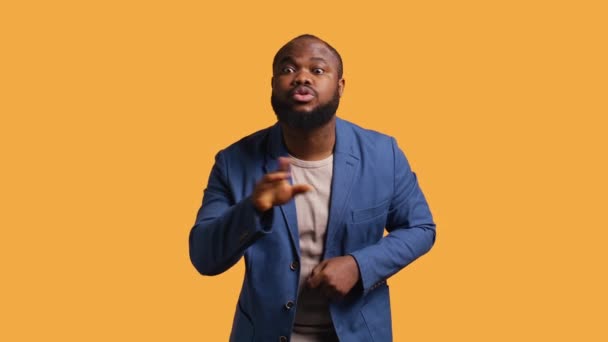 Genervter Afrikanisch Amerikanischer Mann Mit Zitternder Hand Gestikulierend Genervt Von — Stockvideo
