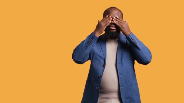 Африканский Американец Закрывает Глаза Уши Рот Руками Подражая Трем Мудрым — стоковое видео