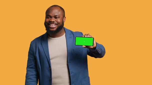 Spännande Afrikansk Amerikansk Man Håller Isolerad Skärm Telefon Gör Rekommendation — Stockvideo