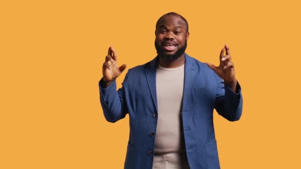 Porträt Eines Fröhlichen Afrikanisch Amerikanischen Mannes Der Vor Gelbem Studiohintergrund — Stockvideo