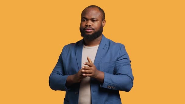 Schvalování Radostného Afroamerického Muže Šťastně Tleskajícího Rukama Nadšení Úspěchů Nadšený — Stock video