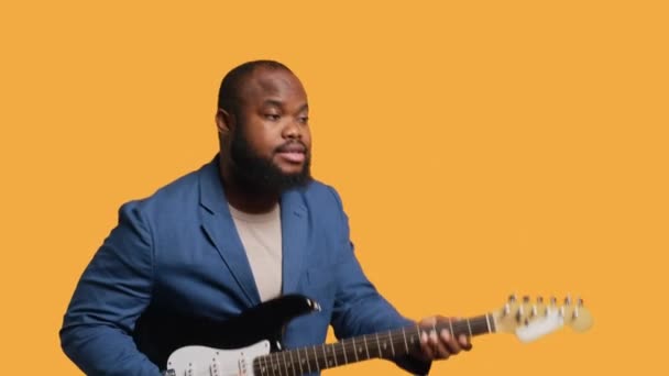 Mann Mit Gitarre Aufgeregt Während Des Konzerts Rocksongs Spielen Isoliert — Stockvideo