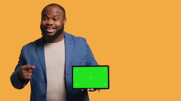 Аптечний Афроамериканський Чоловік Тримає Зелений Планшет Роблячи Рекомендації Весела Людина — стокове відео