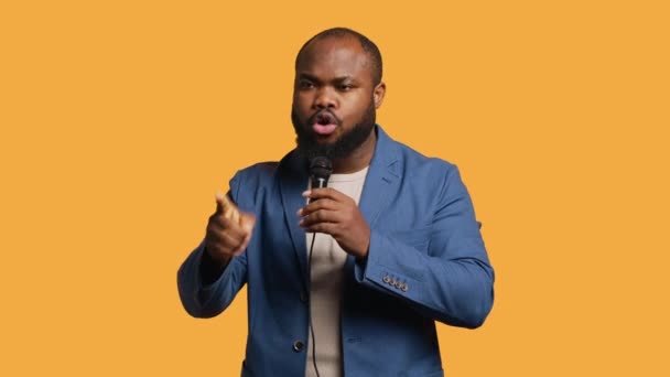 Afroamerikansk Motivationshögtalare Håller Monolog Med Hjälp Mikrofon Gester Med Händer Royaltyfri Stockvideo
