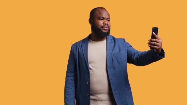Африканський Американський Нарцисичний Чоловік Який Використовує Мобільний Телефон Щоб Взяти — стокове відео