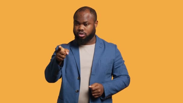 Csalódott Afro Amerikai Férfi Figyelmezteti Barátját Bukás Miatt Elszigetelve Stúdió — Stock videók