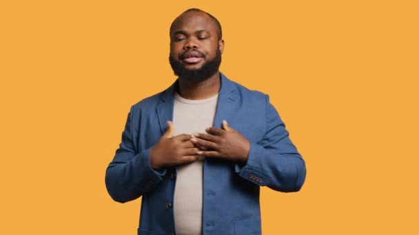 Afro Amerikai Férfi Kimerültnek Ásítozónak Érzi Magát Eltakarta Száját Elszigetelve — Stock videók