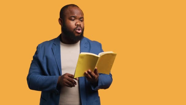 Adam Yüksek Sesle Kitap Okuyor Seyirciler Için Hikaye Anlatıyor Edebiyat — Stok video