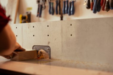 CNC makine operatörü müşteri görevlendirme projesi için yüksek kaliteli özel yapım joinery yaratmak için çalışıyor. Marangoz odun şekillendirici, şekil verme ve malzeme kesme üzerine görevler yapıyor.