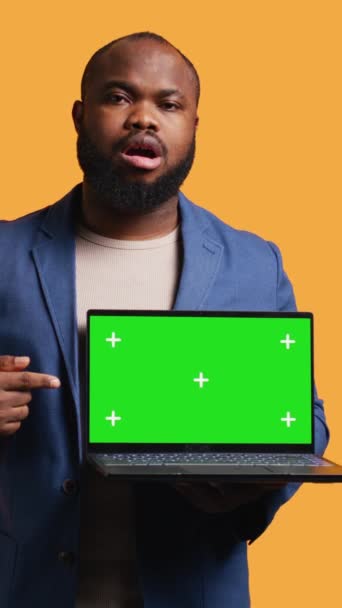 Függőleges Videó Jolly Afro Amerikai Férfi Kezében Zöld Képernyős Laptop — Stock videók