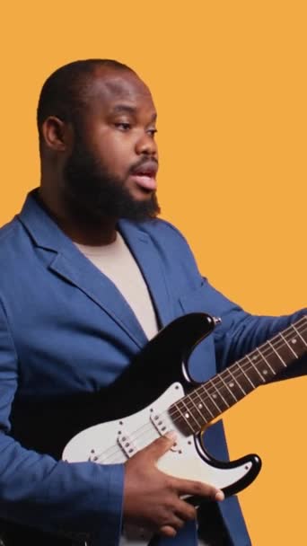 Vídeo Vertical Man Segurando Guitarra Animado Para Executar Músicas Rock — Vídeo de Stock