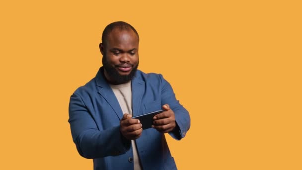 Счастливый Человек Играющий Видеоигры Смартфоне Празднующий После Победы Над Врагами — стоковое видео