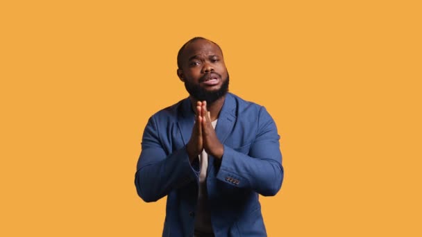 Дружній Афроамериканський Чоловік Складає Руки Жесті Вибачення Просячи Пробачення Вибачте — стокове відео