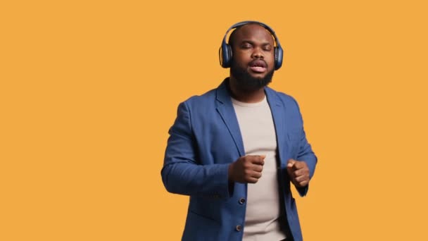 Radostný Člověk Baví Poslouchá Pozitivní Písně Přes Sluchátka Cítí Ponořený — Stock video