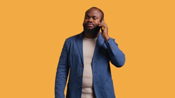Afrika Kökenli Amerikalı Bir Adam Telefon Görüşmesi Sırasında Arkadaşlarıyla Aynı — Stok video