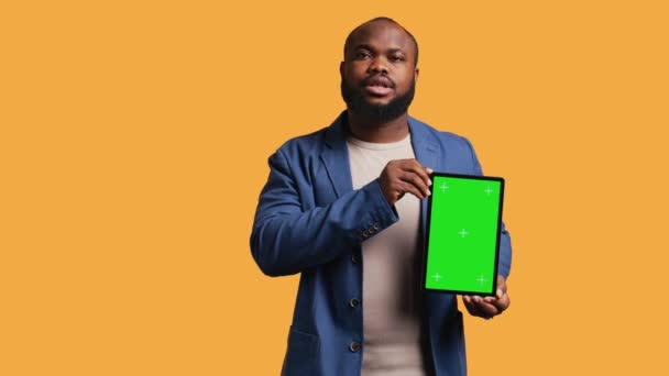 非洲裔美国人的肖像 使用绿色屏幕平板 工作室背景进行影响力营销 持空白复制空间模拟装置 摄像头B的Bipoc人员微笑 — 图库视频影像