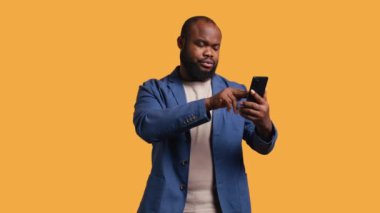 Adam, internetten akıllı telefondan bir şeyler almaya çalışırken gerekli parasız kaldığı için üzgün. Bankamatik kartına bakan üzgün kişi, işlemler reddedildikten sonra telefon, stüdyo geçmişi, kamera B