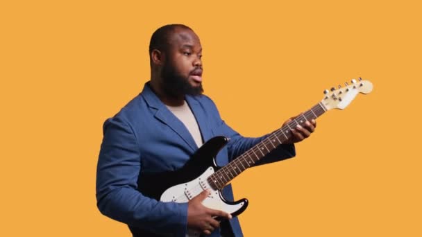 Man Memegang Gitar Bersemangat Untuk Melakukan Lagu Lagu Rock Selama — Stok Video