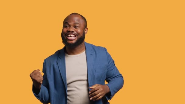 Neşeli Afro Amerikalı Amerikalı Bir Adamın Olumlu Duygular Göstererek Kutlamasının — Stok video