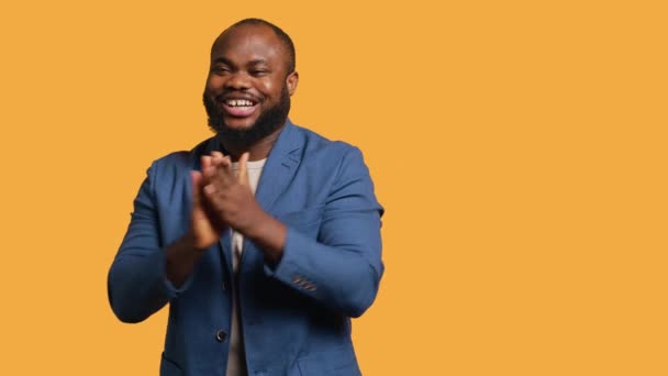 Схвалення Усміхненого Афроамериканця Щасливо Плескаючи Долоні Задоволеного Досягненнями Людина Bipoc — стокове відео