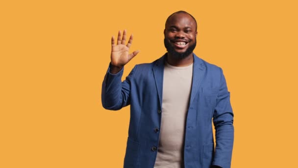 Afrika Amerika Pria Riang Melakukan Gerakan Tangan Salam Potret Bahagia — Stok Video