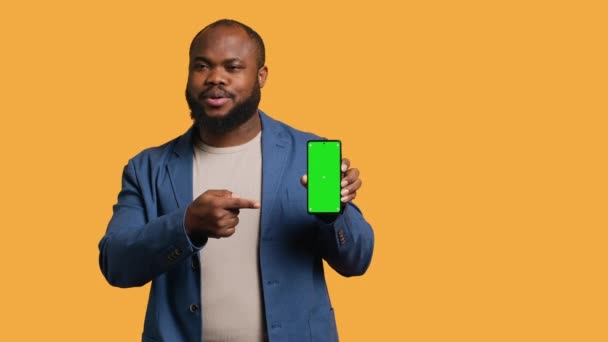 Smiling African American Man Presenting Cellphone Green Screen Display Isolated — Stock Video