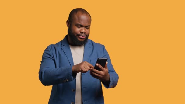 Porträt Eines Energiegeladenen Glücklichen Mannes Der Sein Smartphone Der Hand — Stockvideo