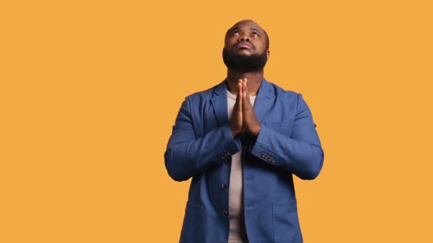 Pieux Homme Afro Américain Priant Son Dieu Demandant Pardon Spirituel — Video