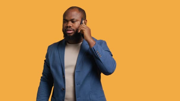 Irked Africký Američan Muž Bojuje Přáteli Během Telefonátu Izolované Přes — Stock video
