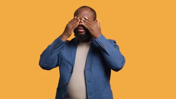 Afro Amerikaanse Man Bedekt Ogen Oren Mond Met Handen Imiterend — Stockvideo
