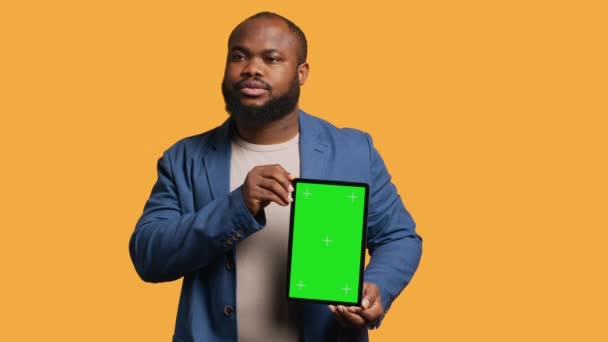 Afro Amerikan Bir Adamın Portresi Yeşil Ekran Tableti Stüdyo Arka — Stok video