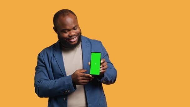Upprörd Afrikansk Amerikansk Man Visar Tummen Ner Tecken Gester Hålla — Stockvideo